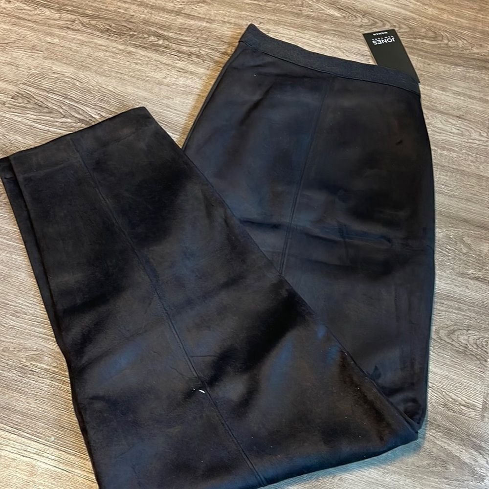 Jones New York Velvet Pull on Pants . NEW. Black